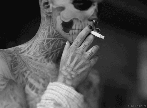 Курение, тело, татуировки, скелет