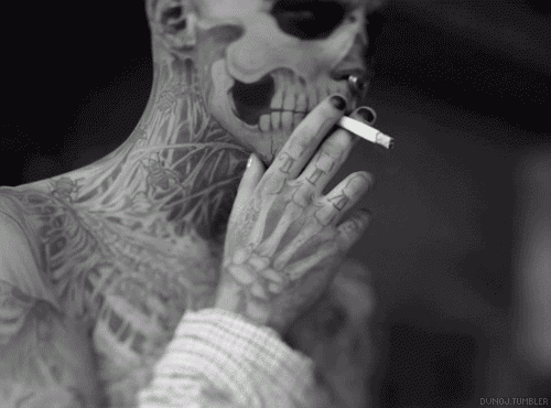 Курение, тело, татуировки, скелет