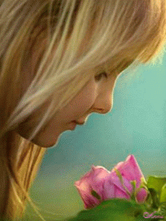Девушка нюхает цветок