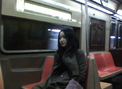 Азиатка в метро